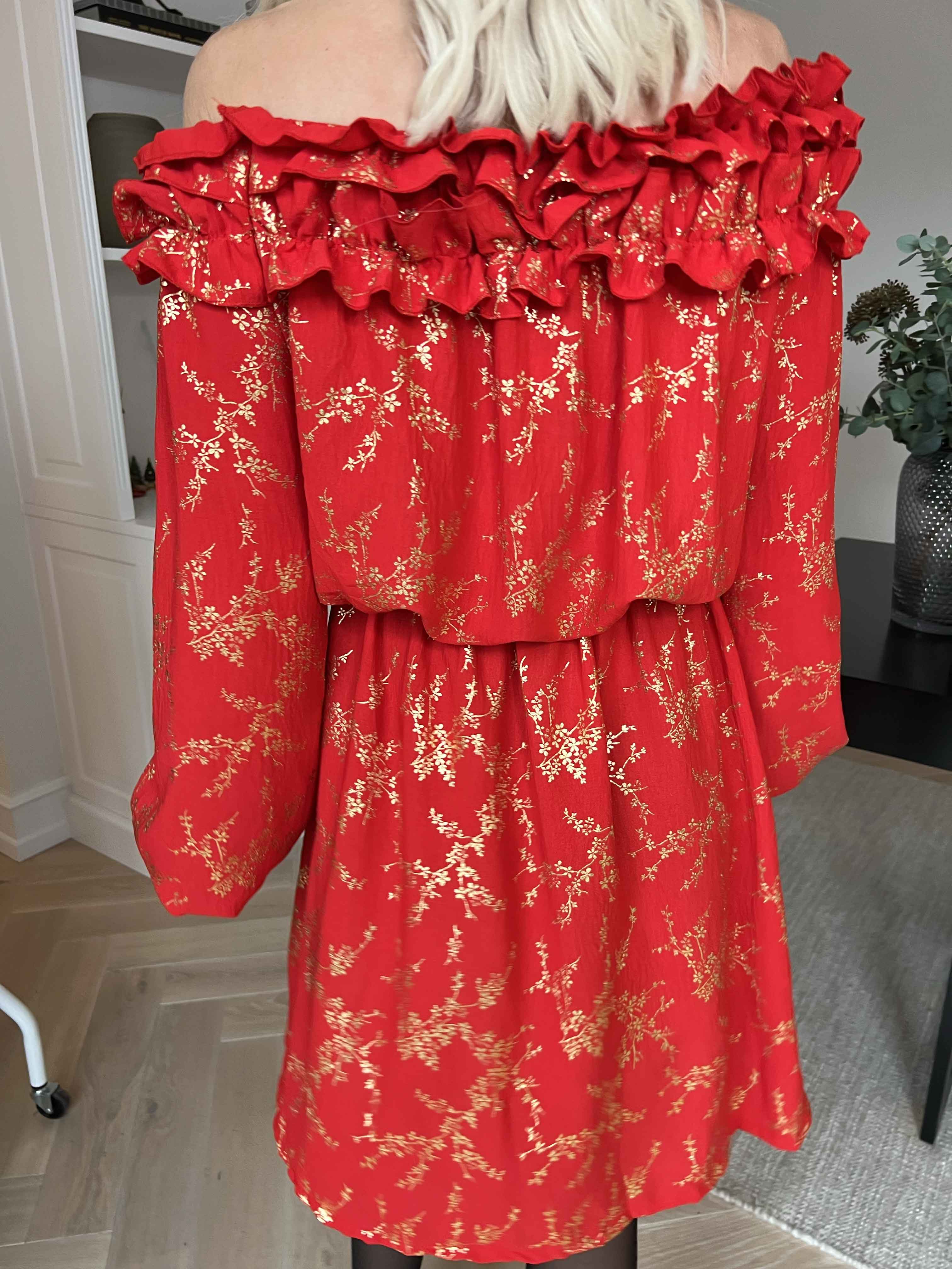 Chili Gold Fitted Dress - Kjole i guld print med flæsekant og elastik i taljen